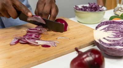Maîtrisez l’art de ciseler un oignon pour sublimer vos recettes de cuisine
